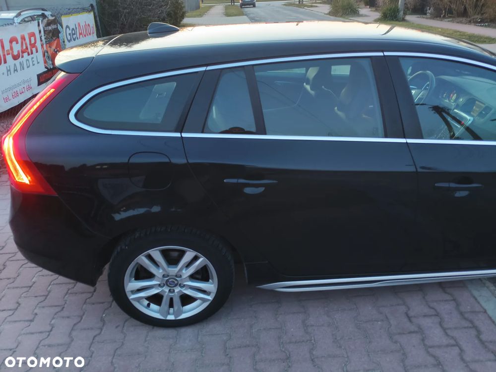 Volvo V60 D6 AWD Plug-in Hybrid R-Design Momentum - 24
