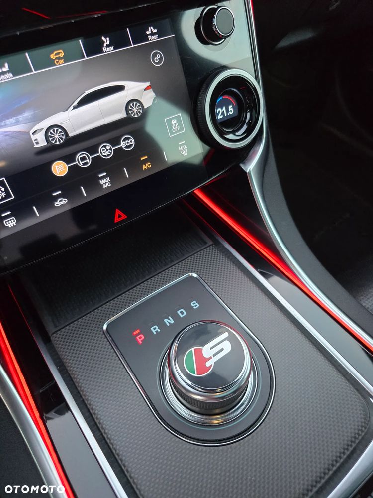 Jaguar XE S - 29