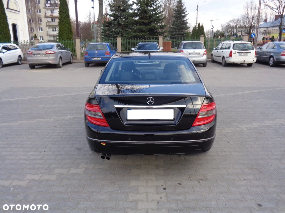 Mercedes-Benz Klasa C 180 CGI BlueEFFICIENCY Avantgarde - 26