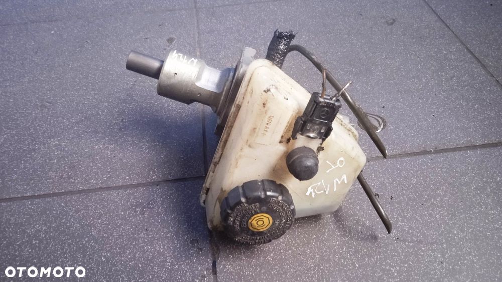 Pompka zbiorniczek płynu hamulcowego serwa Mercedes W124 - 2