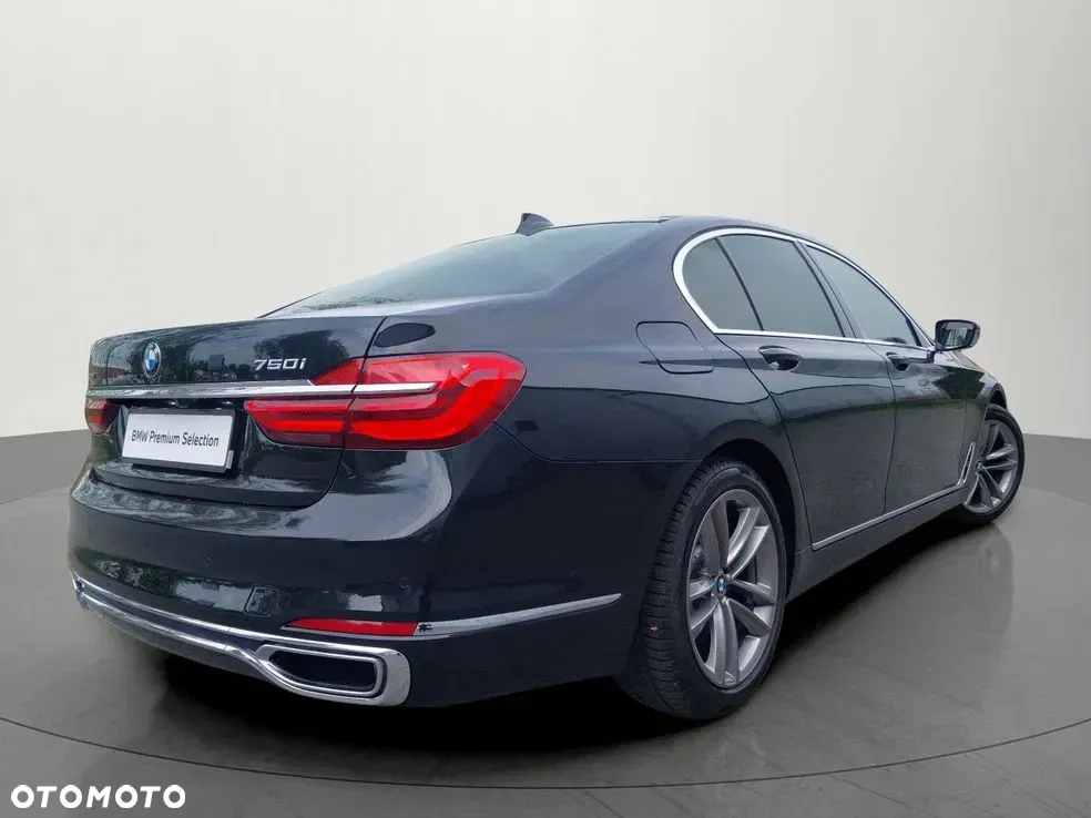BMW Seria 7 750i xDrive - 37