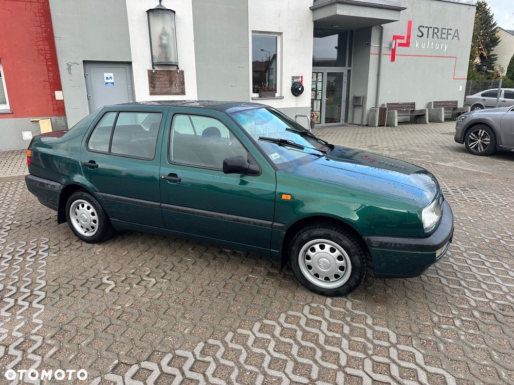 Volkswagen Vento 1.8 GL - 9