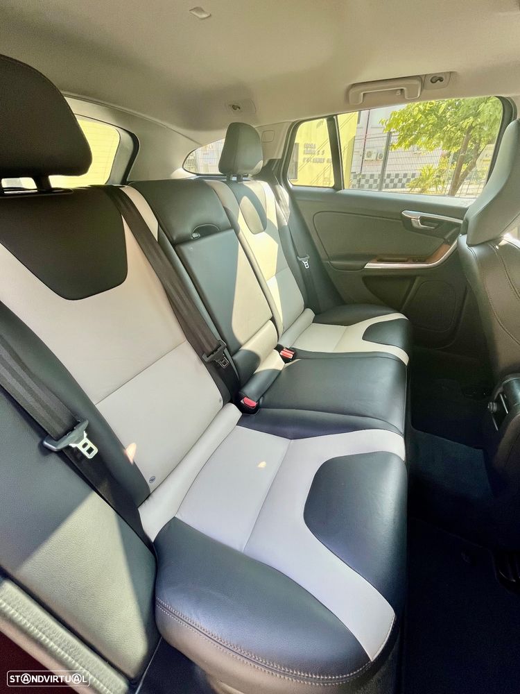 Volvo V60 Cross Country D3 Summum - 11