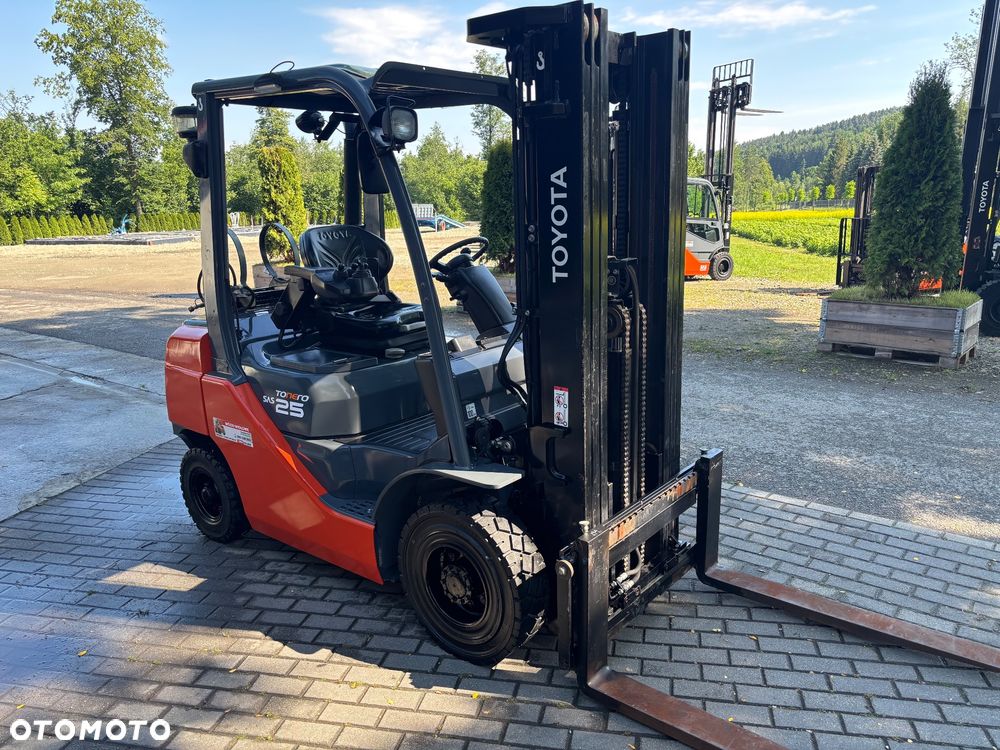 Toyota 8FGF25 diesel triplex KABINA 2022r 58500netto 4 sekcje - 2