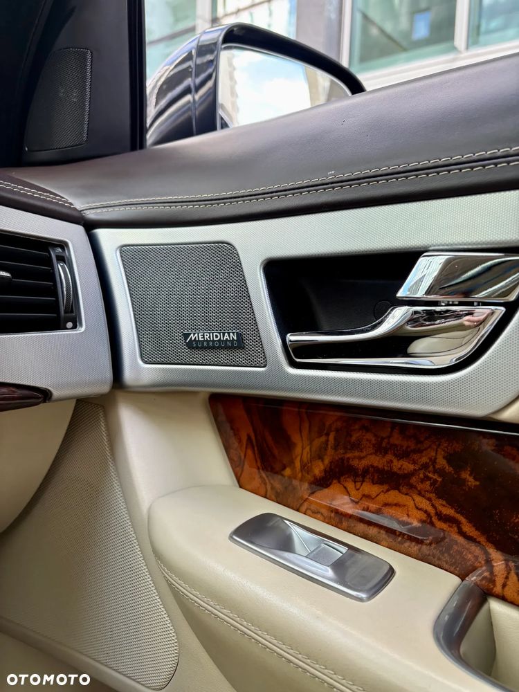 Jaguar XF 35t AWD Portfolio - 29