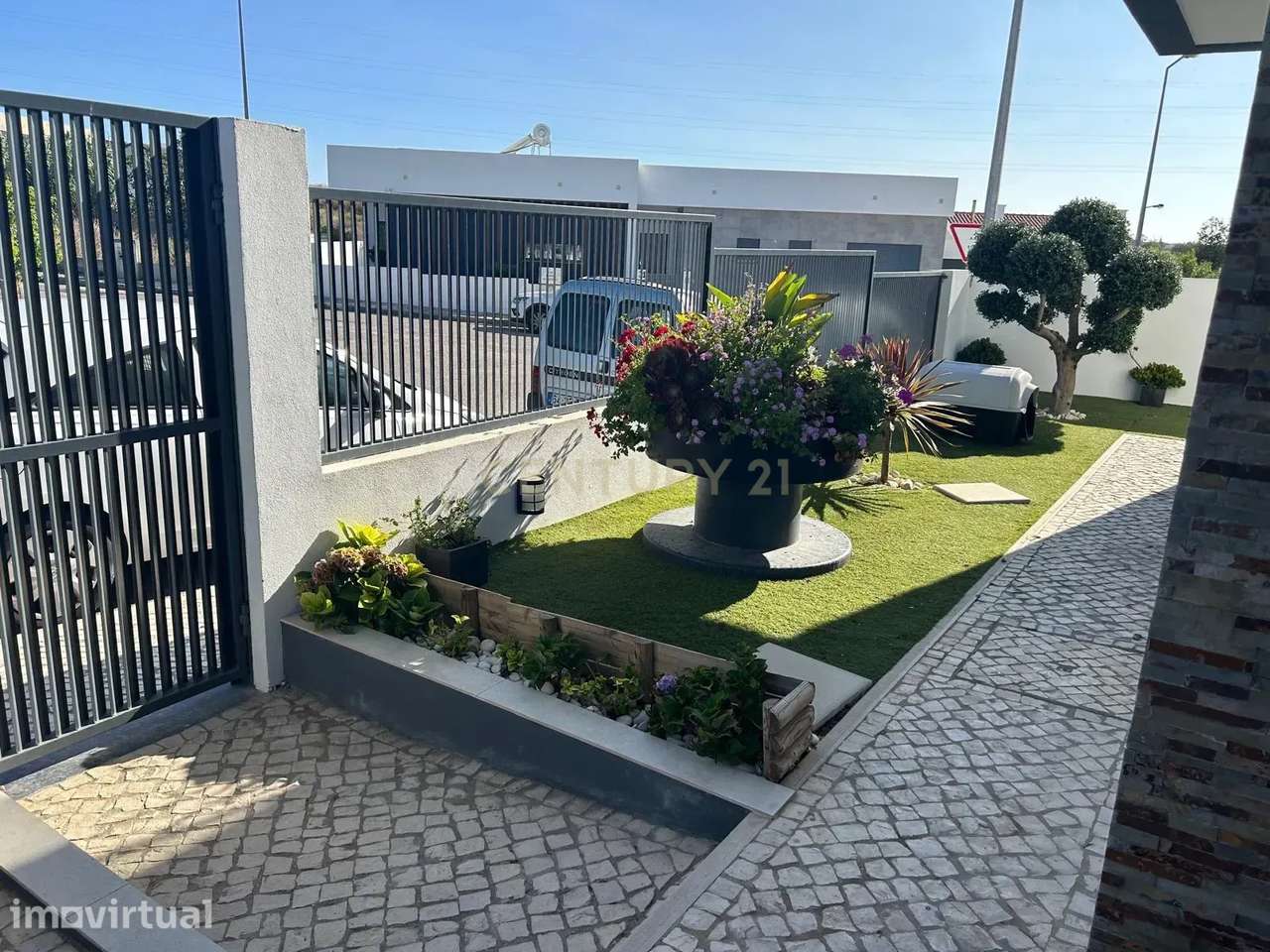 MORADIA ISOLADA na CAPARICA T4 c/ 3 SUITES, PISCINA AQUECIDA e PAINÉIS - Grande imagem: 5/60