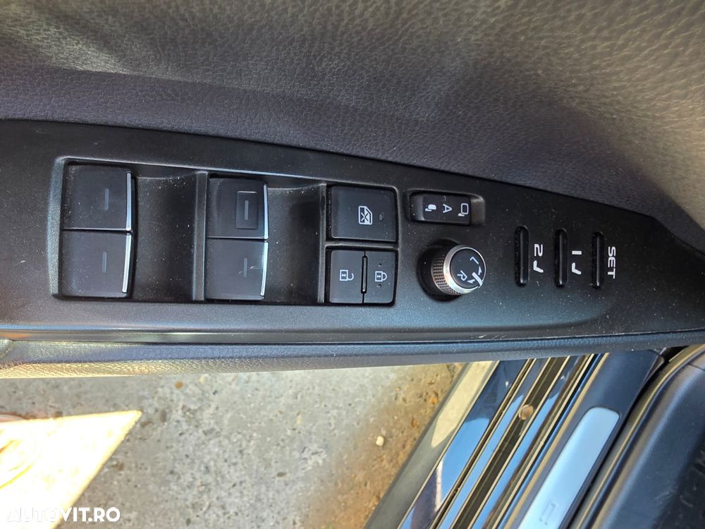 Toyota Camry 2.5 Exclusive - 31