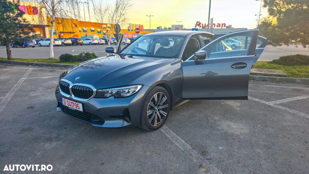BMW Seria 3 330e Aut. Advantage - 1
