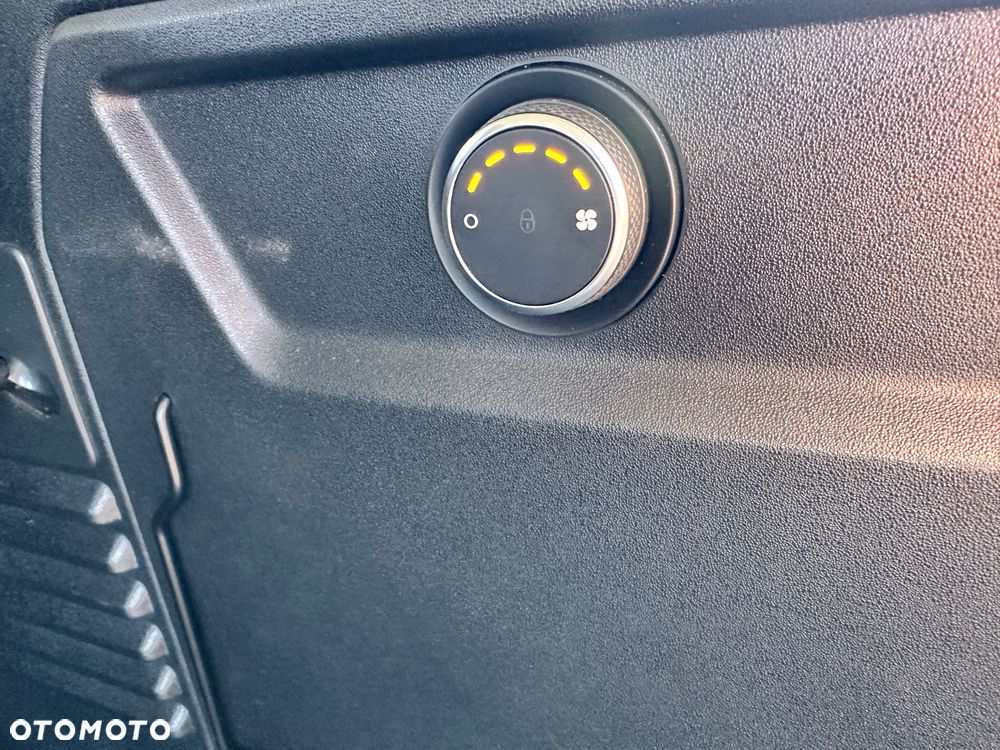 Land Rover Defender 110 D240 SE - 24