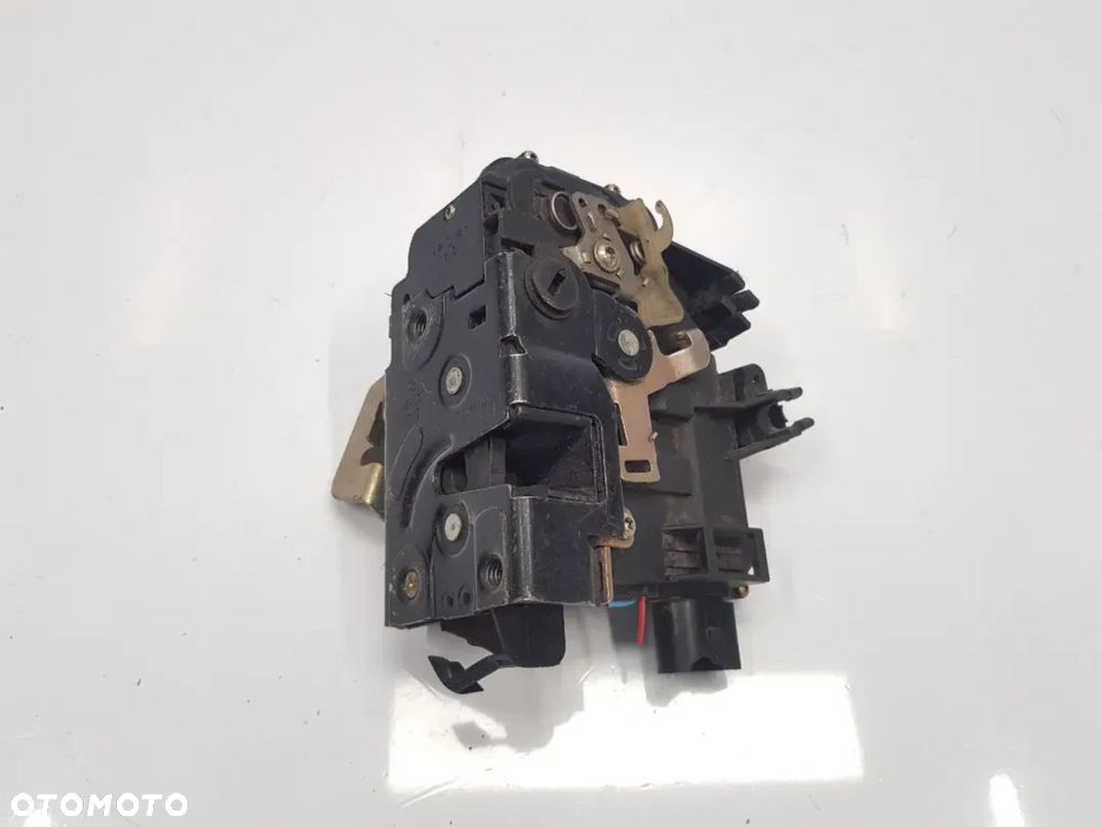 Zamek drzwi lewy tył Audi A6 c5 4b0839015b - 2