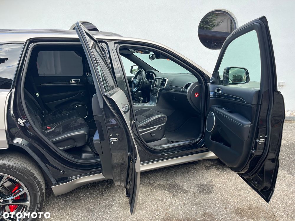 Jeep Grand Cherokee SRT - 11