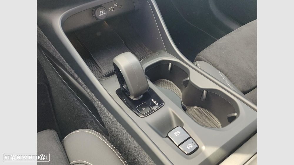 Volvo XC 40 2.0 B3 Core — fotografia 18