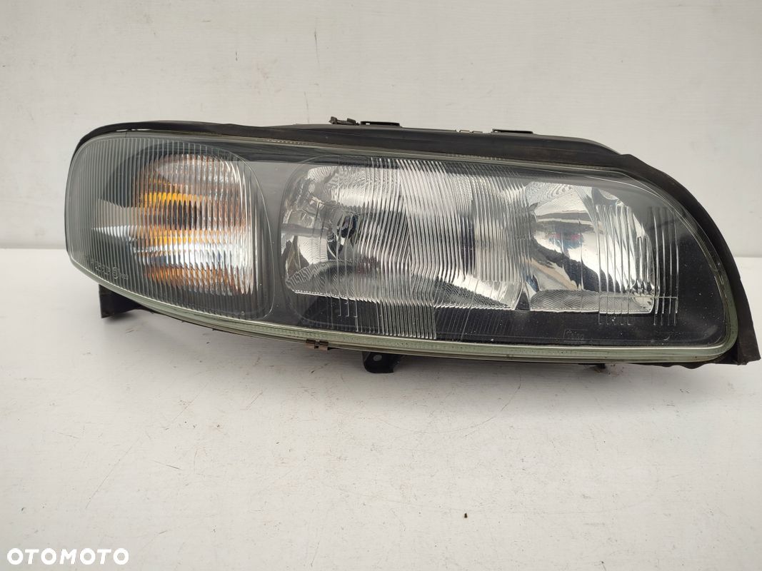 Lampa prawy przód VOLVO V70 II ORYGINAŁ EUROPA 8693568 - 1