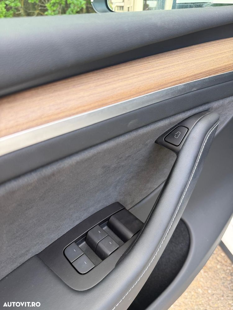 Tesla Model Y Long Range Dual Motor AWD - 18