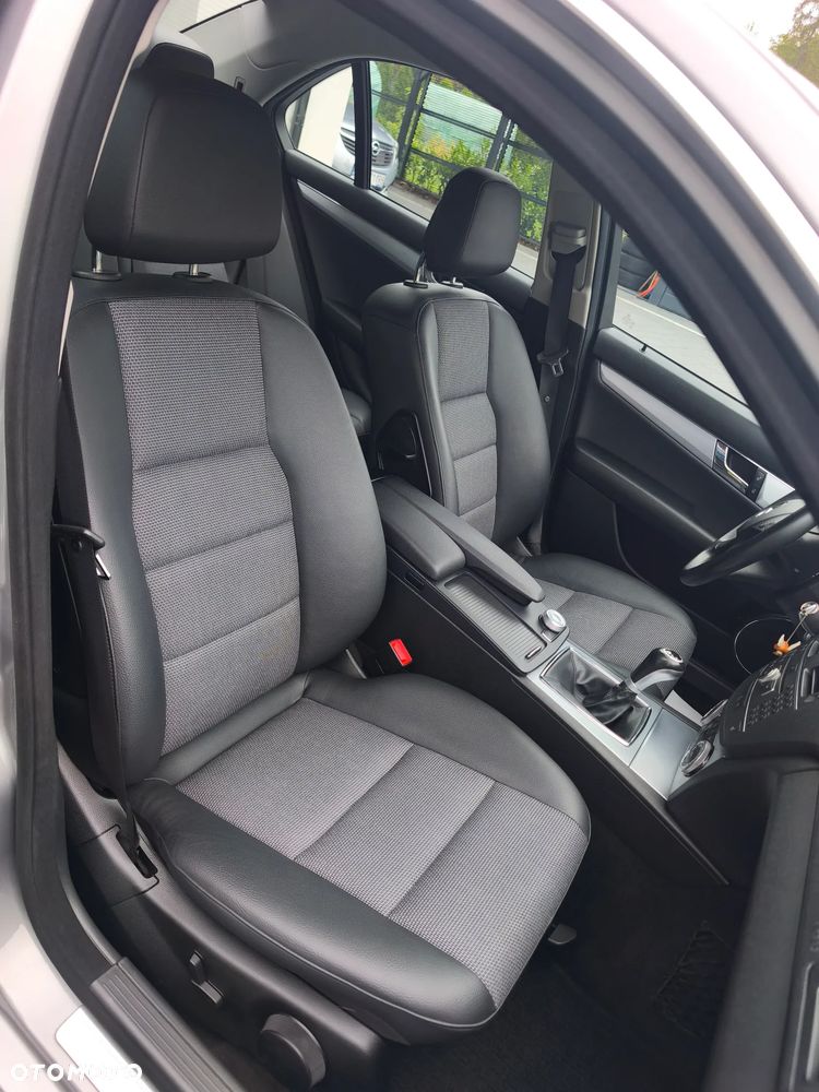 Mercedes-Benz Klasa C 180 CGI BlueEFFICIENCY Avantgarde - 19