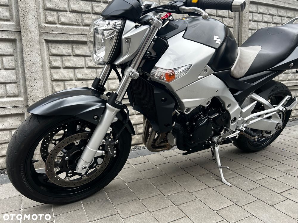 Suzuki GSR - 14
