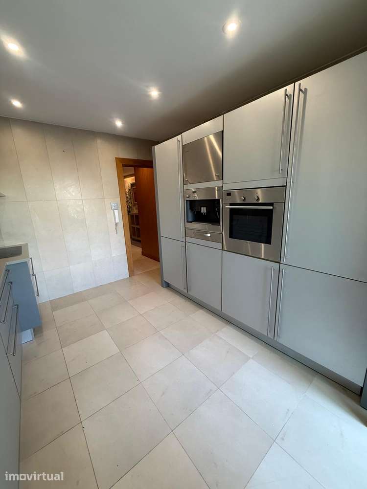 T3 com 3 Suites | Totalmente Remodelado e Mobilado | Centro de Gaia CO - Grande imagem: 5/10