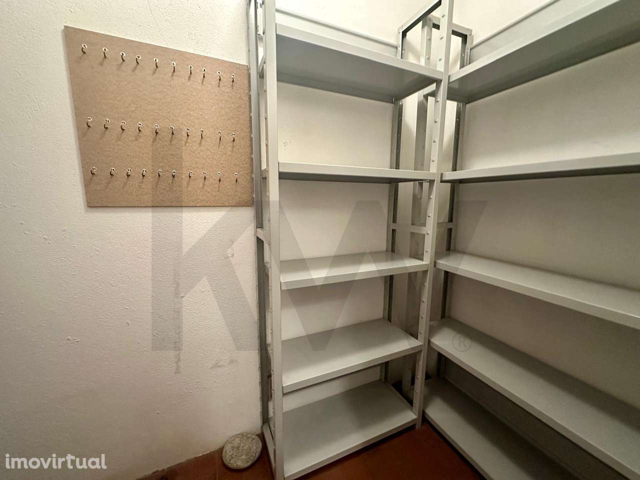 Loja com 31m2,  com  montra de rua,  casa de banho e  arrumos . - Grande imagem: 5/14