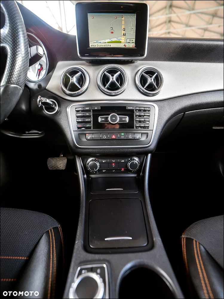 Mercedes-Benz CLA 180 7G-DCT Urban - 27
