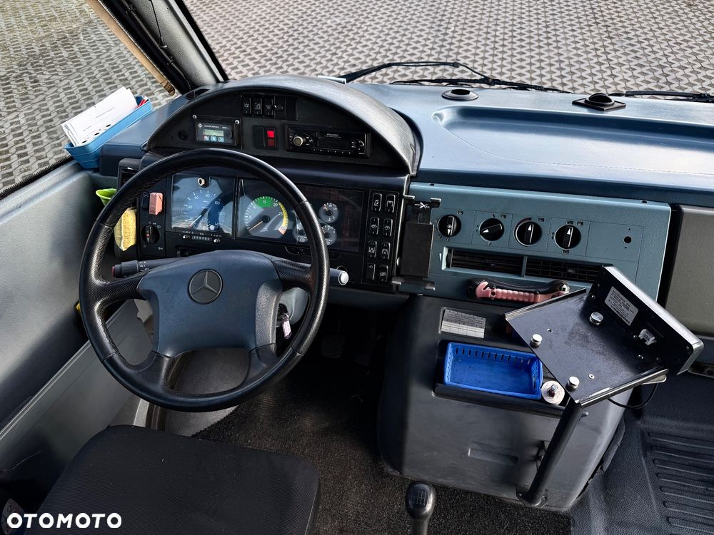 Mercedes-Benz Mediano 815 - 23