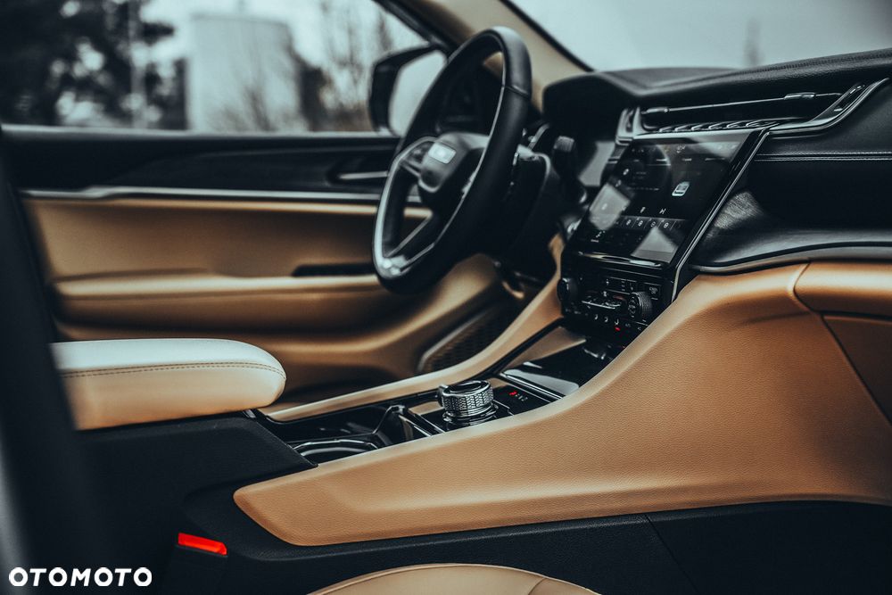 Jeep Grand Cherokee - 32