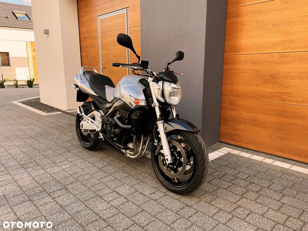 Suzuki GSR - 1