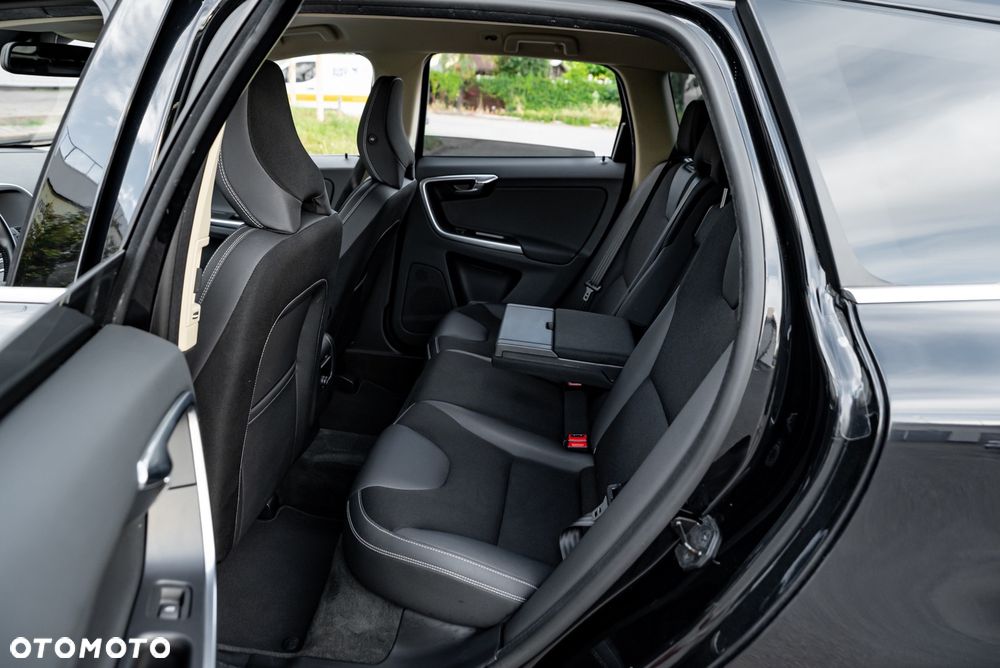 Volvo XC 60 D5 AWD Momentum - 28
