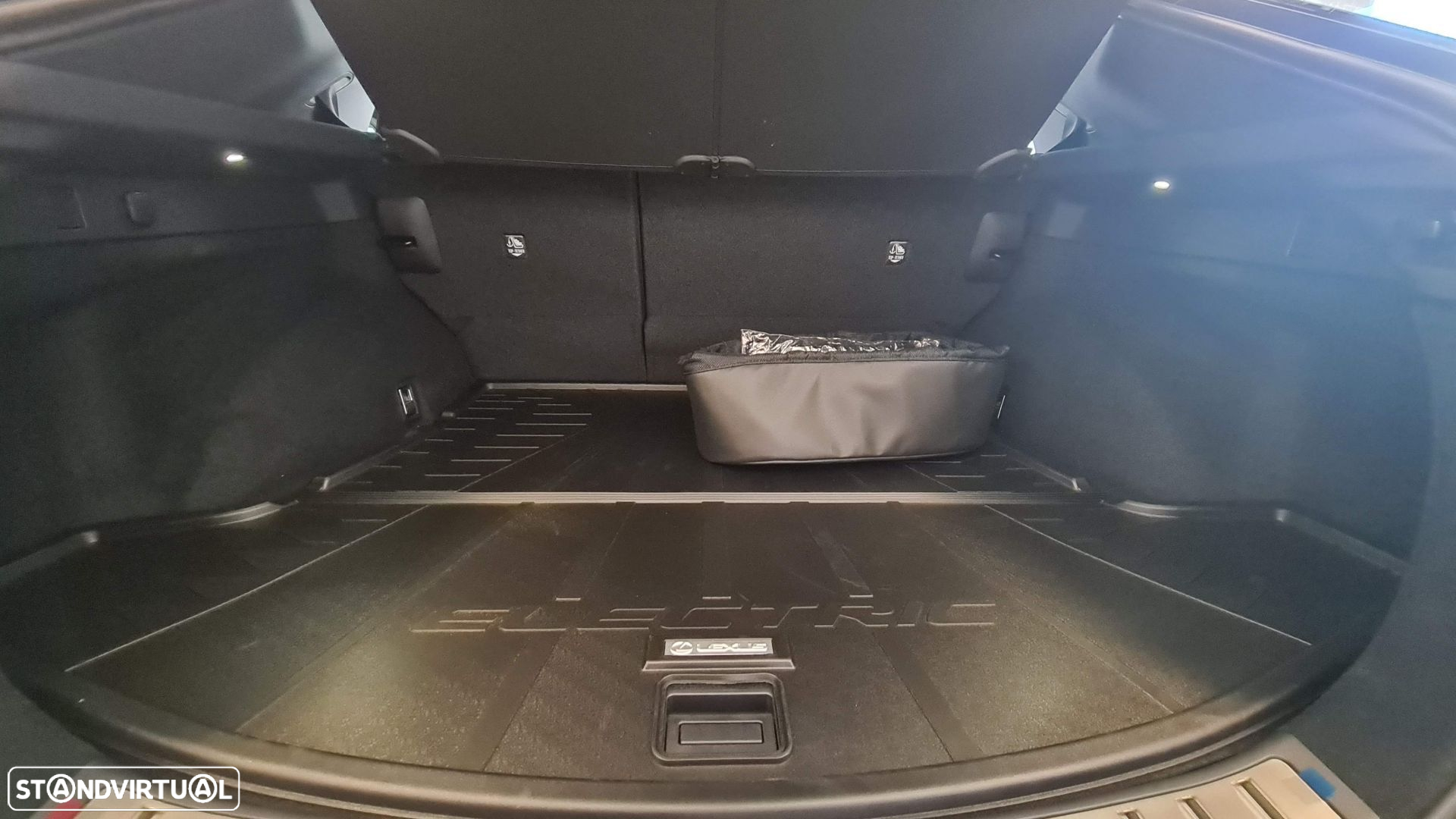 Lexus RZ 450e Executive Plus - 19