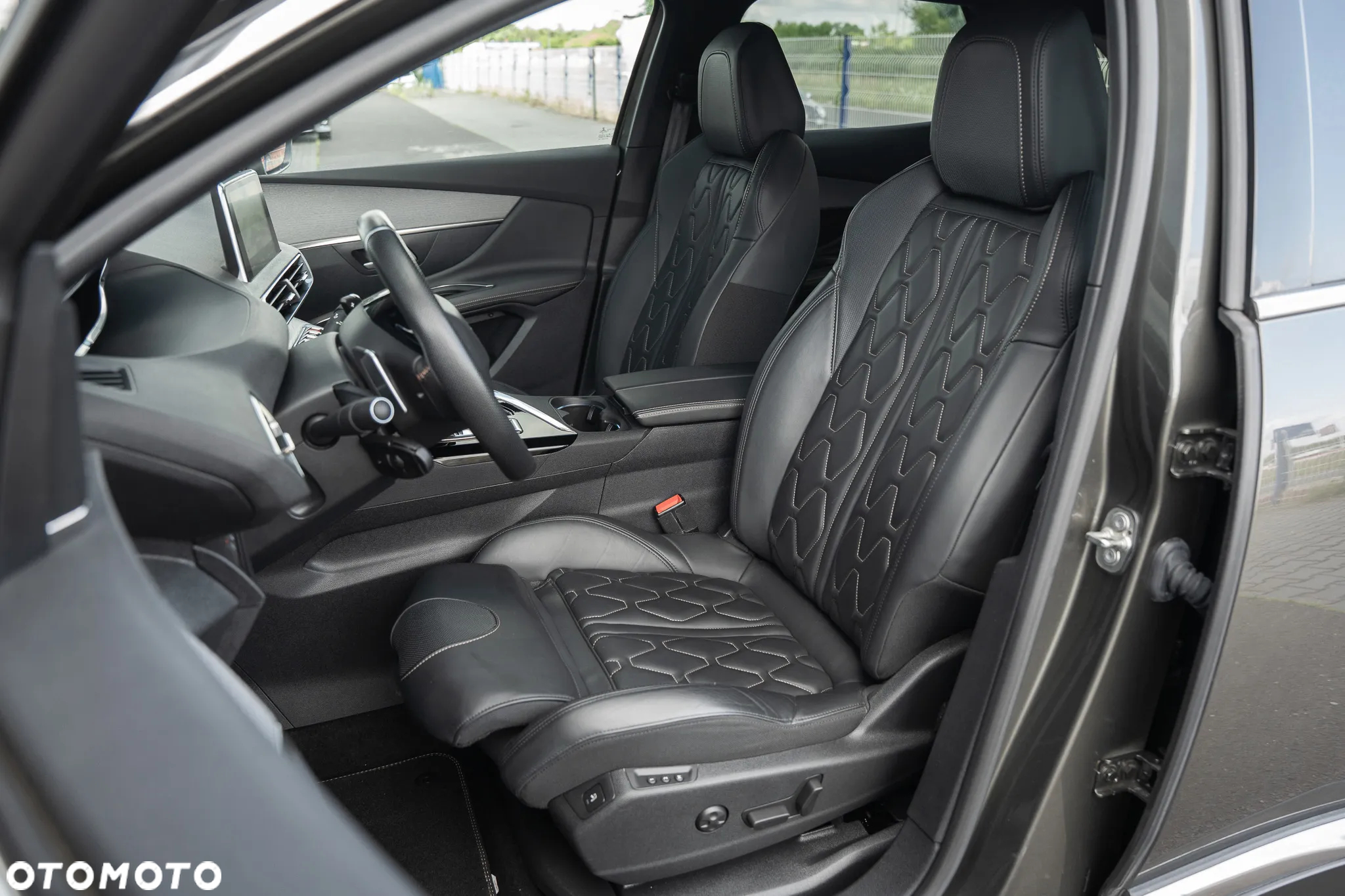 Peugeot 3008 1.6 PureTech HYbrid GT Line S&S EAT8 - 22