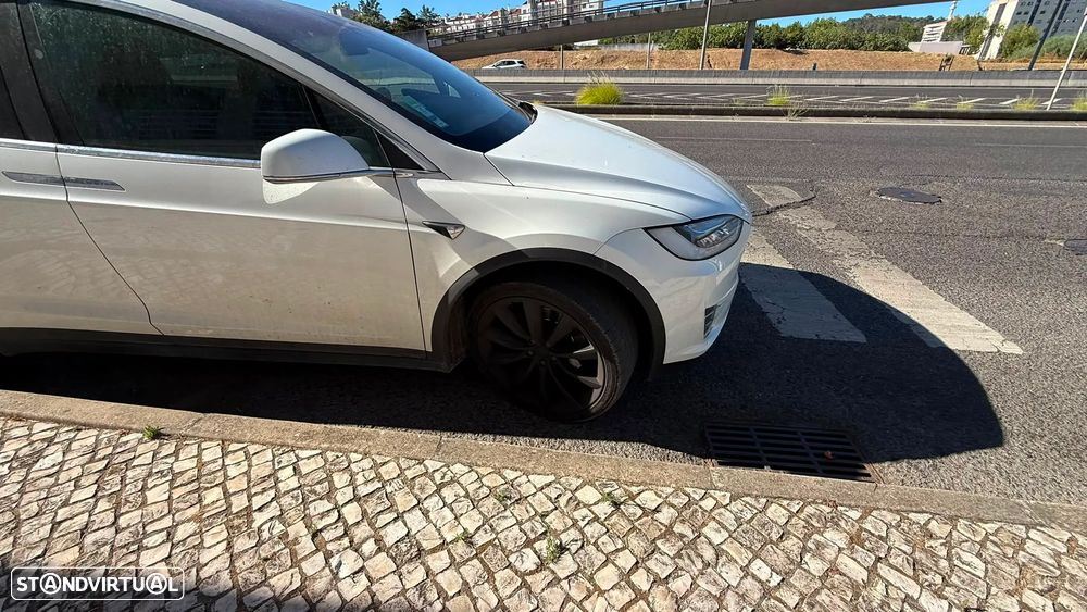 Tesla Model X - 12