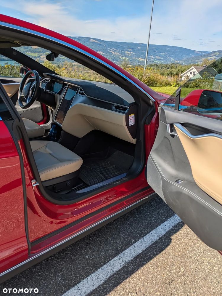 Tesla Model S - 6