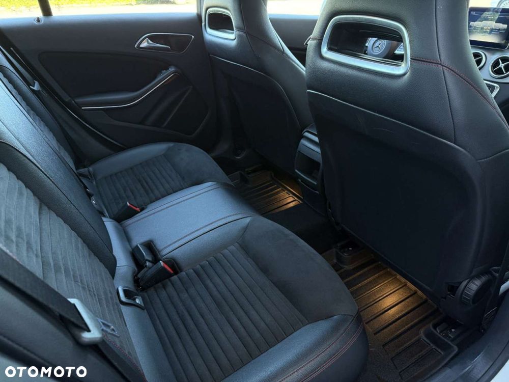 Mercedes-Benz CLA 200 7G-DCT AMG Line - 34
