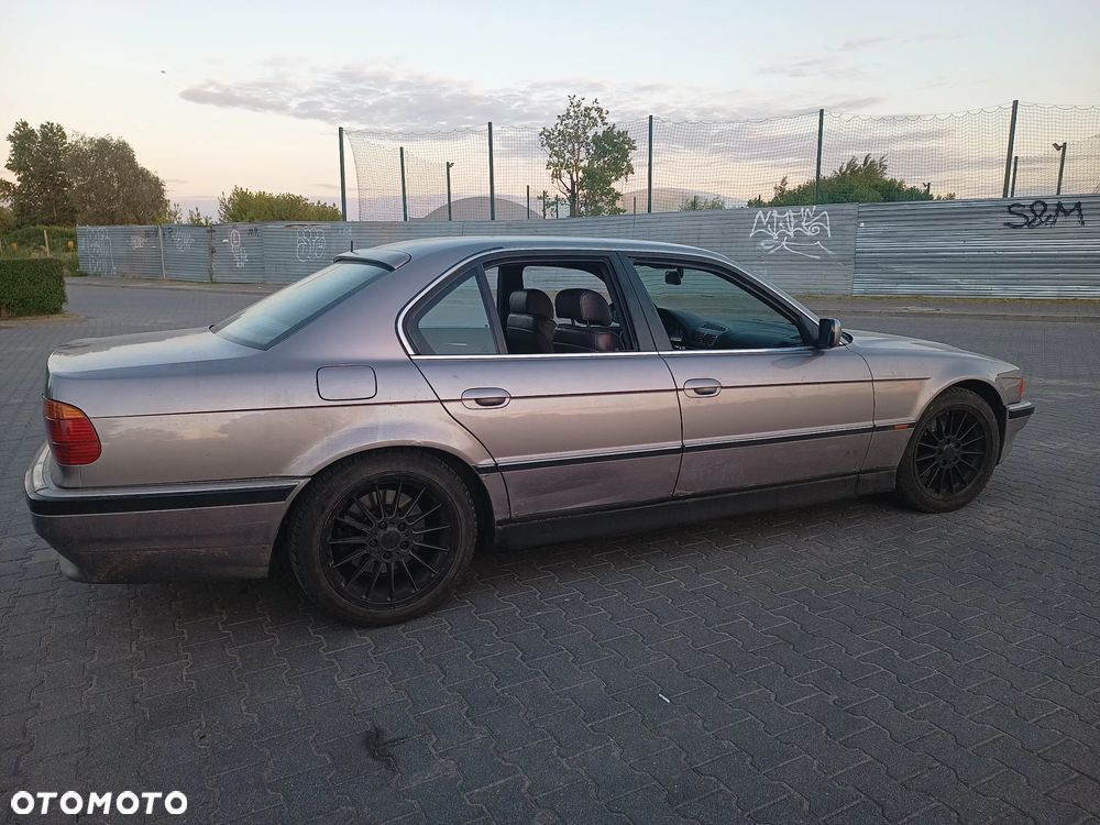 BMW Seria 7 740i V8 - 25