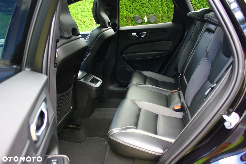 Volvo XC 60 B4 D AWD Plus Dark - 32