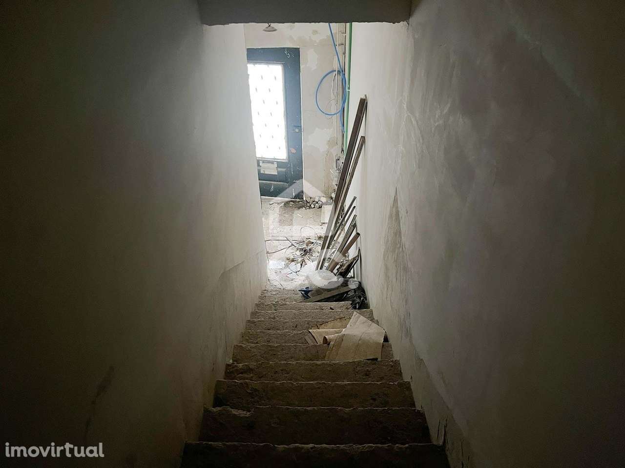 Prédio com Loja de 489 m² e 2 Apartamentos no Coração de Vila Nova de - Grande imagem: 4/37