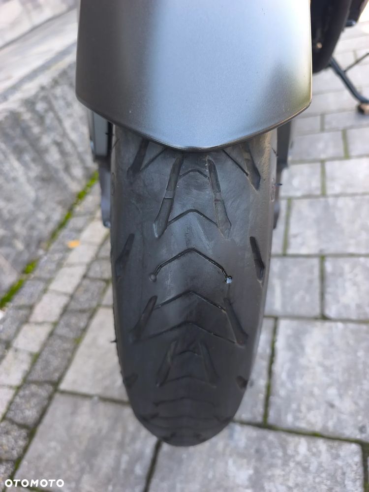 Suzuki GSR - 21