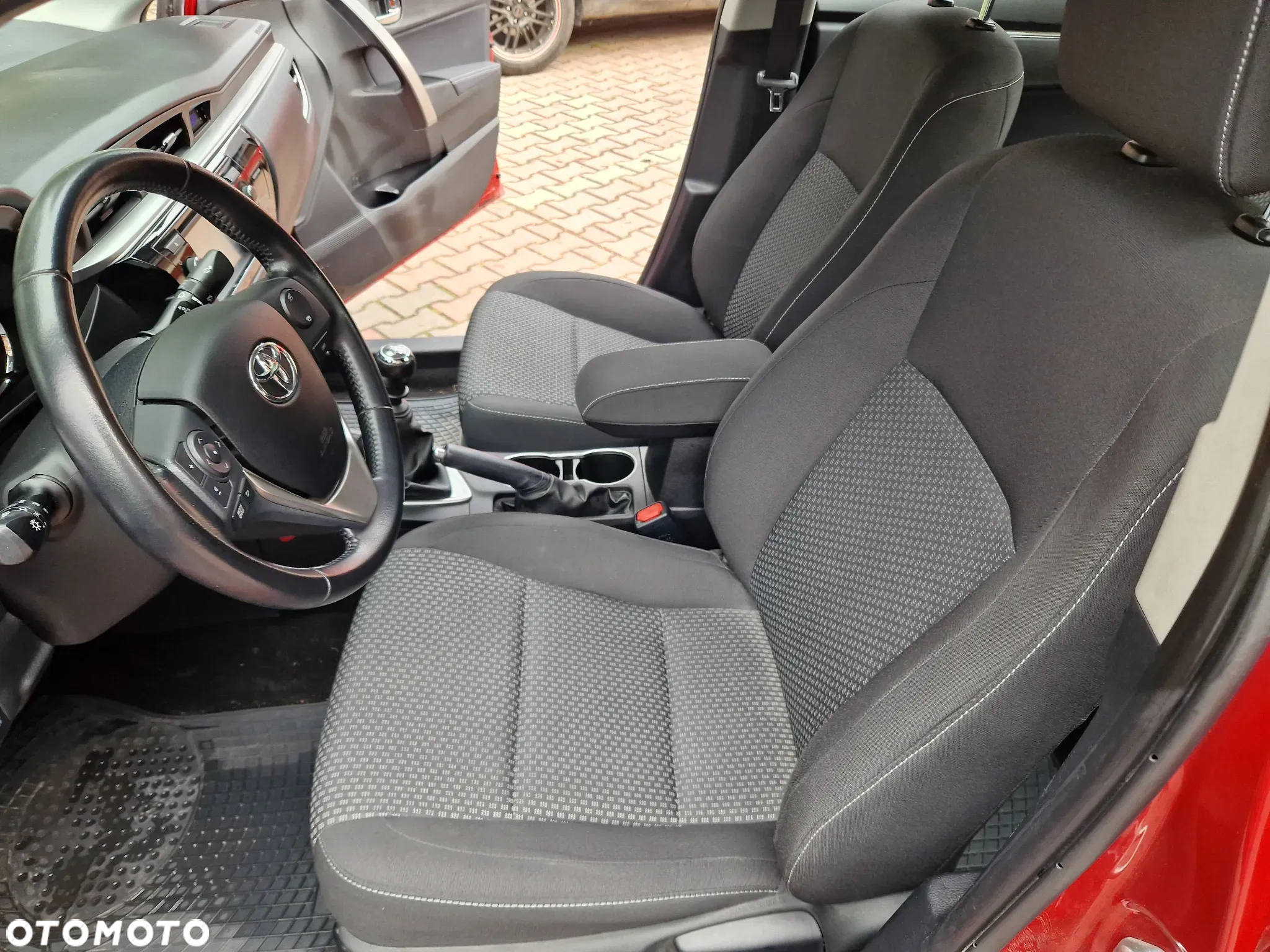 Toyota Corolla 1.6 Premium + - 19