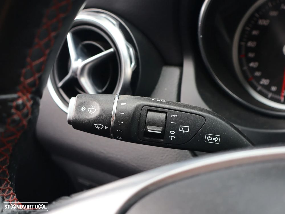 Mercedes-Benz GLA 180 d AMG Line - 12