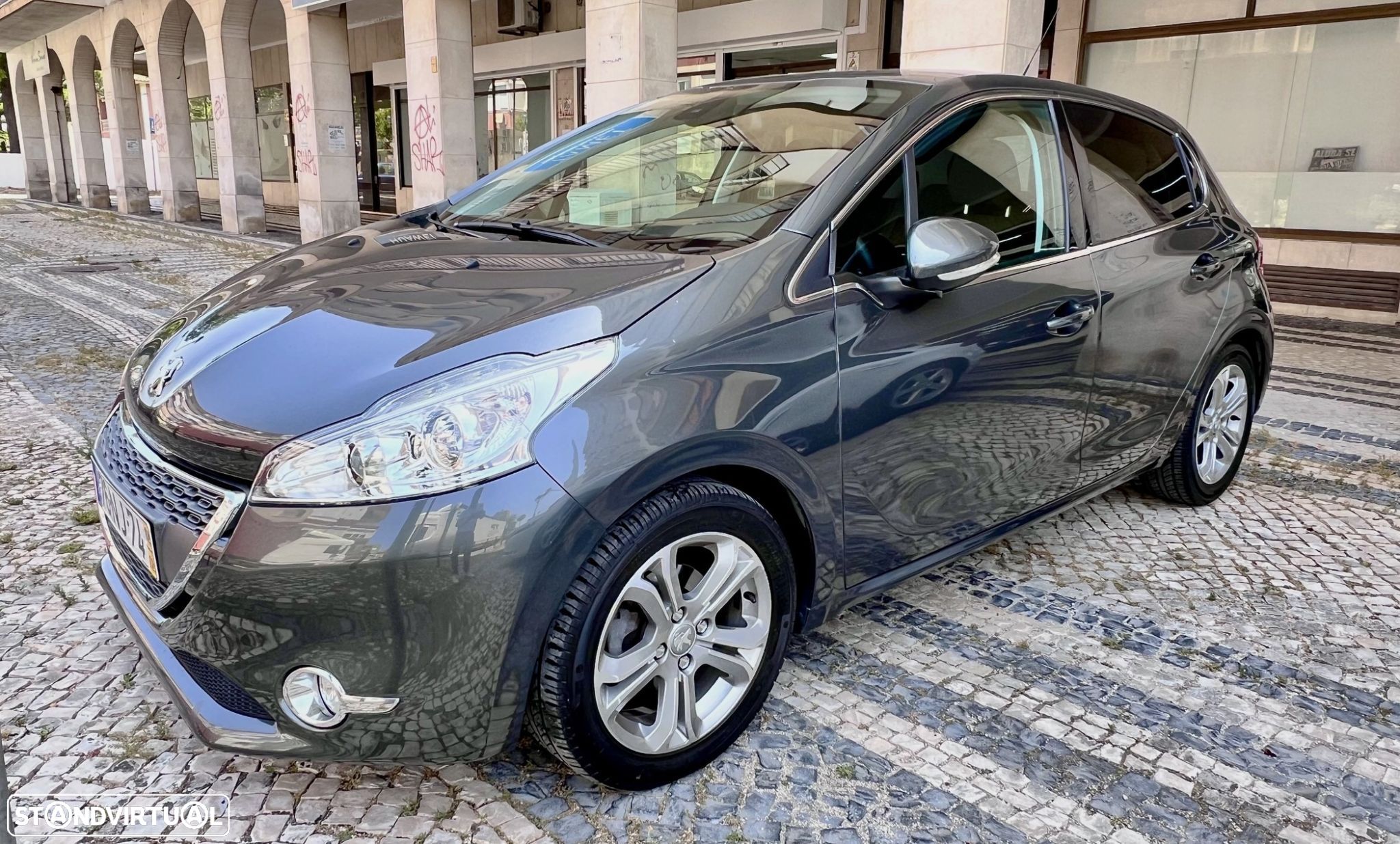 Peugeot 208 1.6 e-HDi Allure - 1