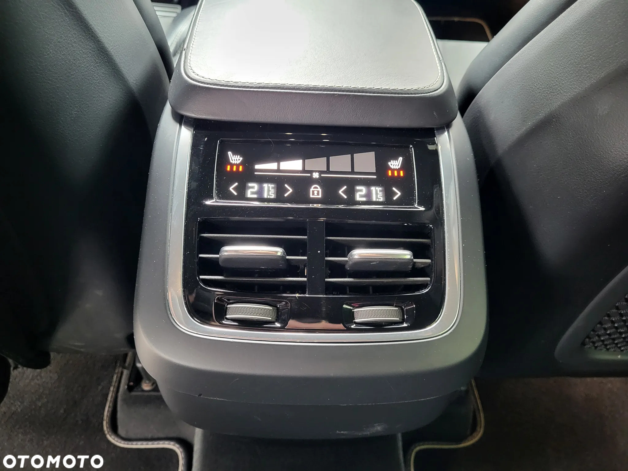 Volvo XC 90 D5 SCR AWD R-Design 7os - 24
