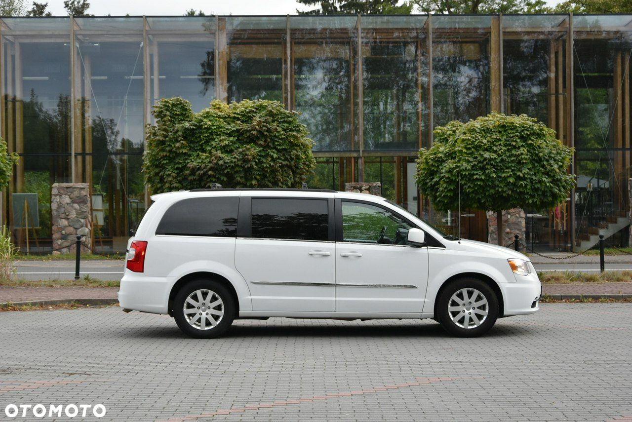 Chrysler Town & Country - 6