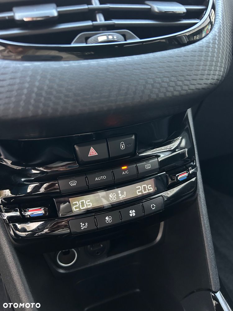 Peugeot 2008 1.2 Pure Tech Allure S&S - 31