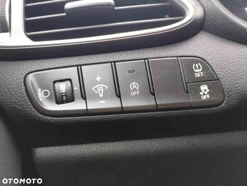 Hyundai i30 1.5 DPI Classic + - 21