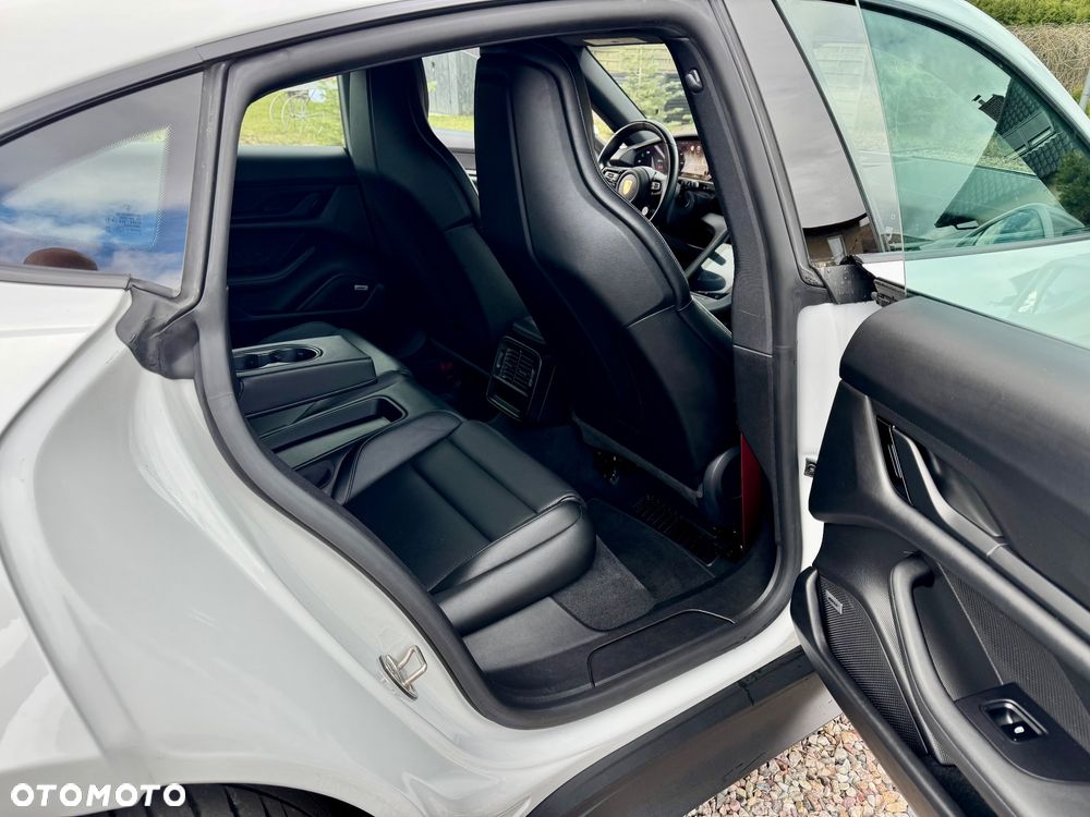 Porsche Taycan 4 - 19