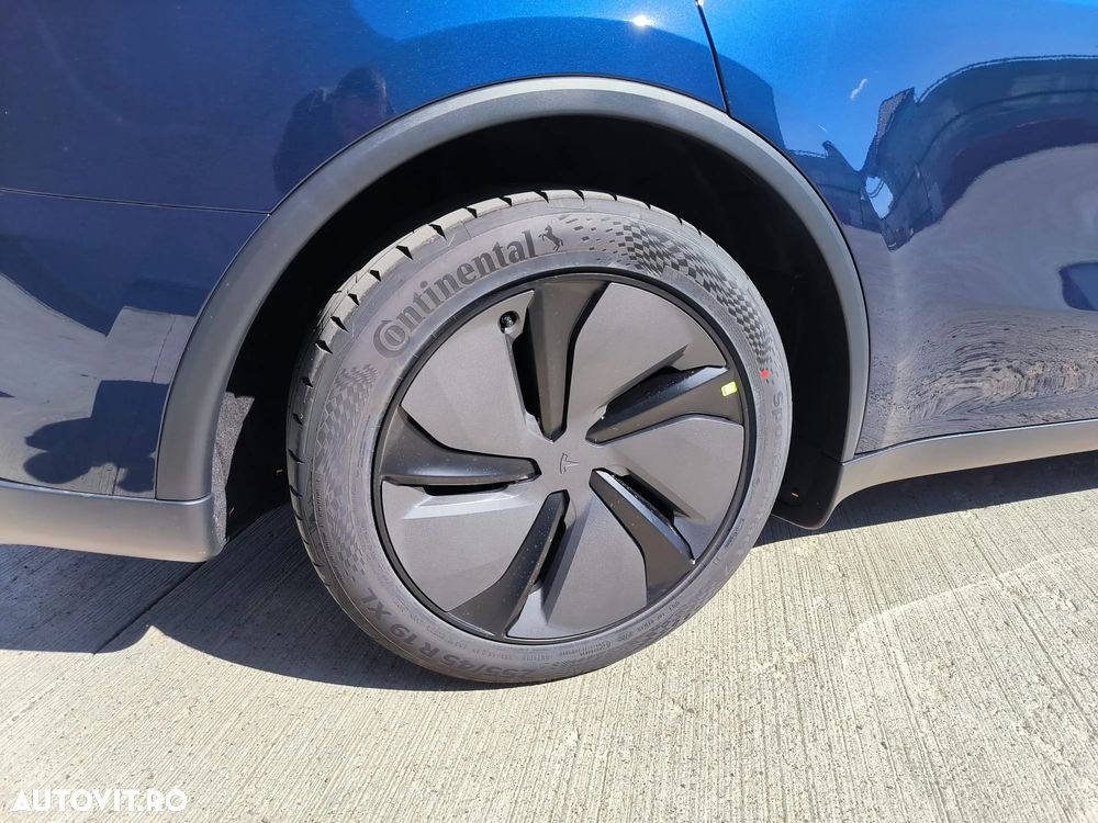Tesla Model Y - 6