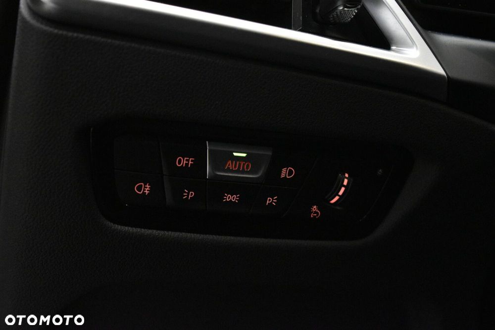 BMW Seria 3 320d xDrive mHEV - 13