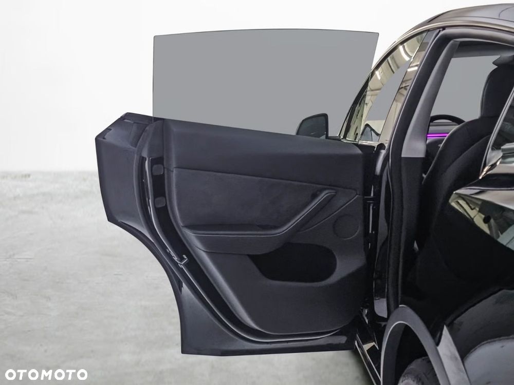 Tesla Model Y Long Range AWD - 14