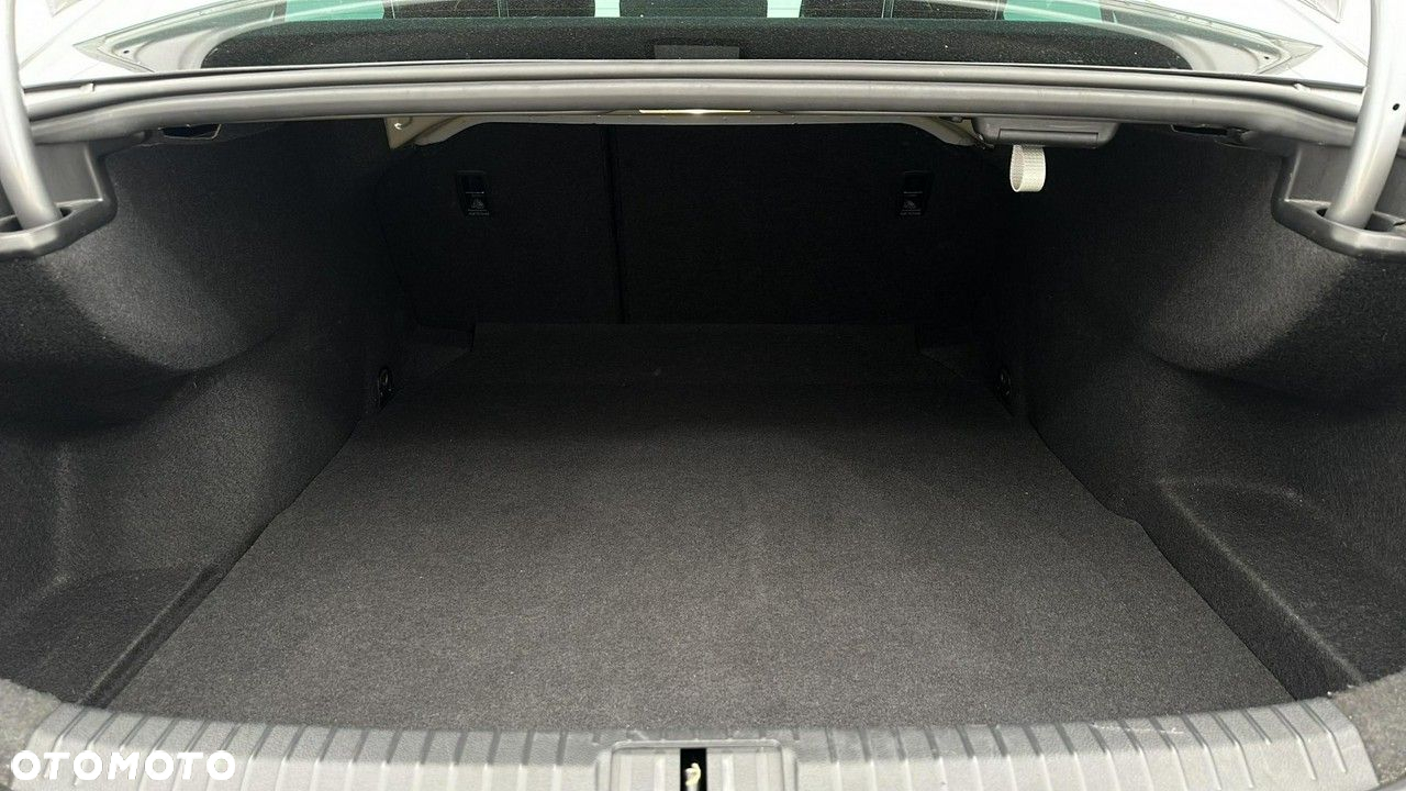 Volkswagen Passat - 12