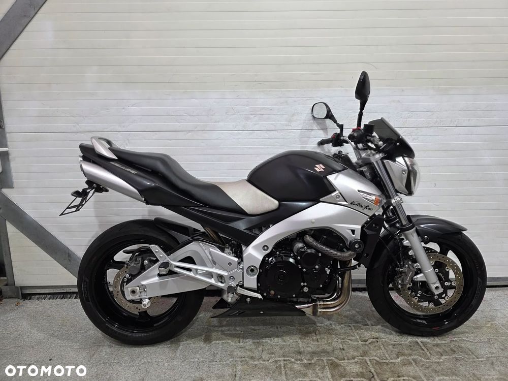 Suzuki GSR - 3