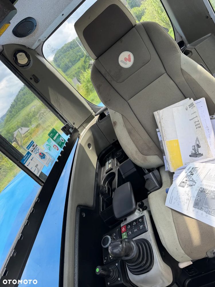 Wacker Neuson ET145 Koparka Gąsienicowa 15 ton. Maszyna jak Nowa 2018 rok. 3400Mtg silnik PERKINS. Maszyna Pełny Oryginał. Aktualna DEKRA BMWT oraz aktualne serwisy Eksploatacyjne! Sprowadzona z Norwegii, KLIMA, KAMERY, własna pompa tankowania, Nagłośnienie, Zero luzów i wycieków! OKAZJA. Szybkozłącze Hydrauliczne. Skrętne ramię. Dodatkowe linie hydrauliczne! 2 łyżki - 35